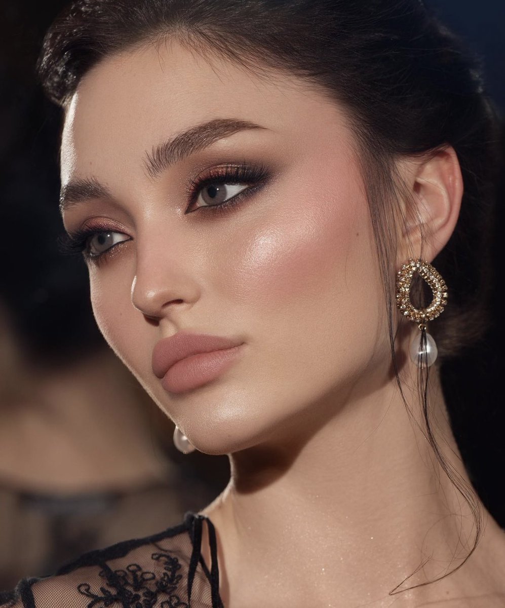 بنات قد شفتو ميك آب على الطبيعه زي كذا؟
لاني اشوف نوره بوعوض تبدع بالميك اب الناعم بس هل بالواقع يكون نظيف لهدرجه