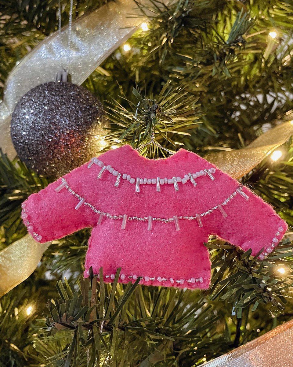 livrosedorothy's tweet photo. It’s Christmas jumper day 🎄 #feltwork https://t.co/Hrrgb9lbID