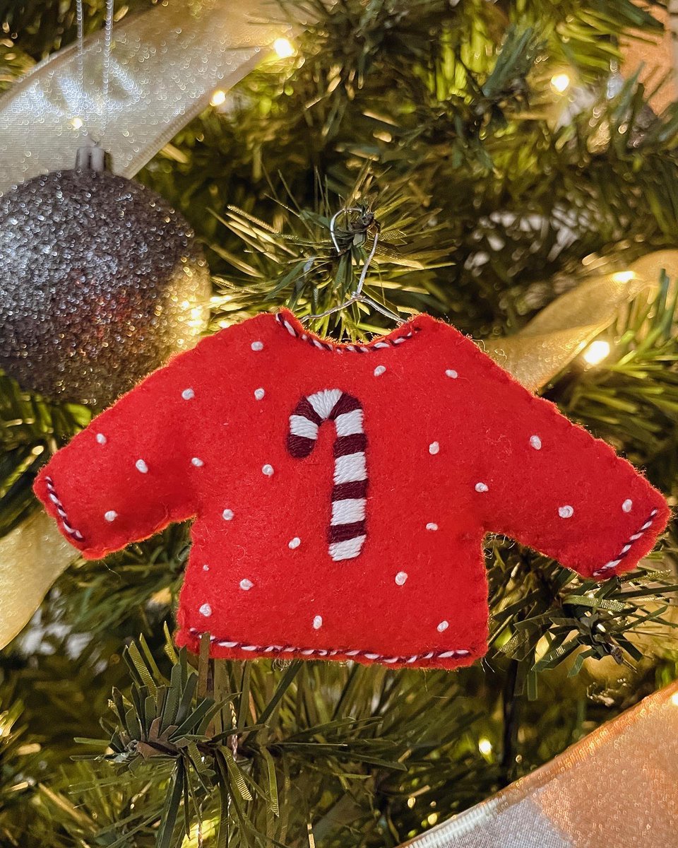 livrosedorothy's tweet photo. It’s Christmas jumper day 🎄 #feltwork https://t.co/Hrrgb9lbID