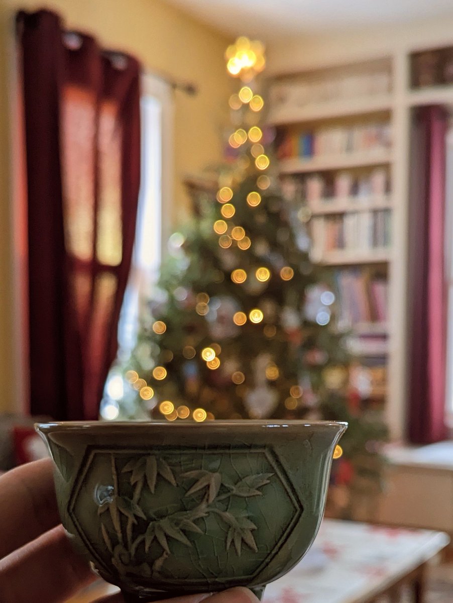 🎵 I really can't stay...
But, baby, there's #smokeshou inside.
...Ok, I'll stay.🎶

#shortersongs... #merrierchristmas.

🍒💨🍵 <a href="/white2tea/">white2tea</a> 🎄🎅⛄