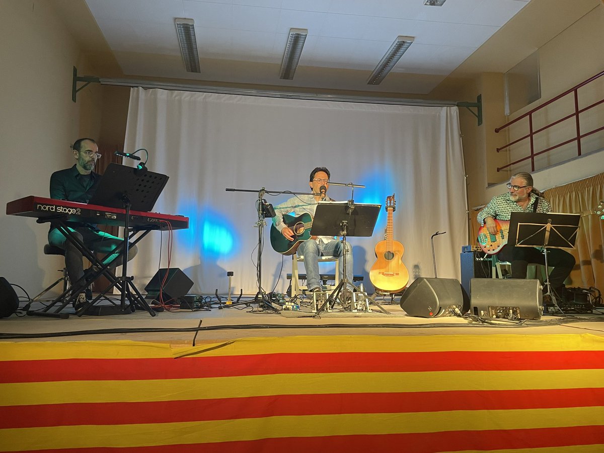 XimoMartore1's tweet photo. Aquesta tarde pels carrers de #Tortosa nadales a càrrec del @CORFLUMINE. També al Casal Tortosí, dintre del Cicle Nadal al Casal 2022, concert d’Albino Tena &amp; The Cool Band. Ens ho heu fet passar molt bé! https://t.co/JRCEbButJK