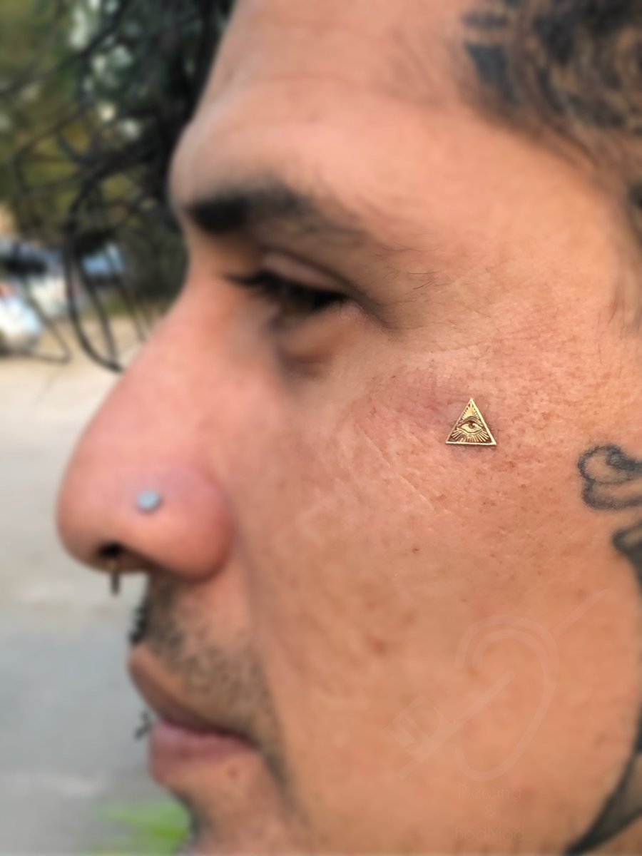 DavidReifert's tweet photo. #Microdermal perforación realizada hace tiempo con este increíble top de Oro 14k 💛 para el buen Joshua #piercingmexico #goldjewelry #finejewelry #gold #gold14k #illuminati #facepiercing #eye https://t.co/TnF6GxYpWa