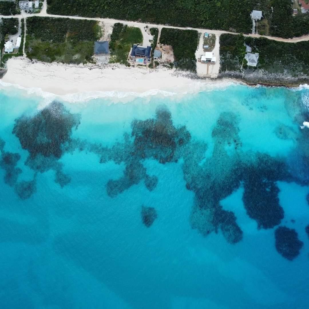 Great shot of the reefs just off the beach at Canuck Palms. A snorkeling paradise!  
📸 <a href="/chasin_lunkers/">Chasin Lunkers</a>
#exuma #djimini2 #bahamas #greatexuma #islands #canuckpalms #tropical #travel #reef #itsbetterinthebahamas #snorkel #travelgram #travelgoals #vrbo #sunset #travelblogger