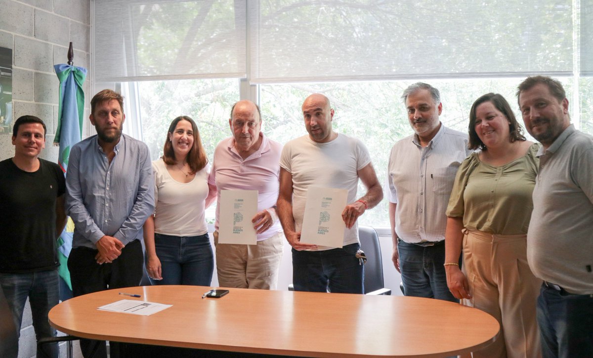 cdnolavarria's tweet photo. ⚠✍️🏠 AHORA | La Provincia pondrá en marcha 100 viviendas más en Olavarría

https://t.co/PvOMMhHhO0

Fue tras la firma de un convenio del Instituto de la Vivienda con el @ceco_olav, que sella el compromiso asumido en la última llegada del gobernador Kicillof a Olavarría. https://t.co/gdCLgVXXi7