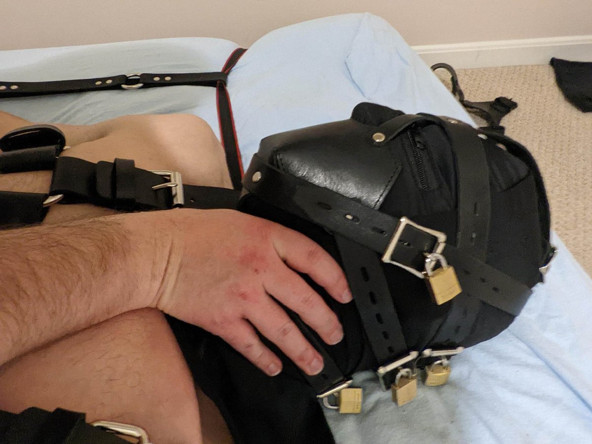 BoundGeek's tweet photo. Loved wearing this one! Whenever I sub, a pretty essential part of the scene is the hood. Sensory deprivation and adding to the overall sense of feeling dehumanized or objectified. Pair that with some poppers and we got a night!

https://t.co/9W4IuGjXkV https://t.co/YzzFgunmrS