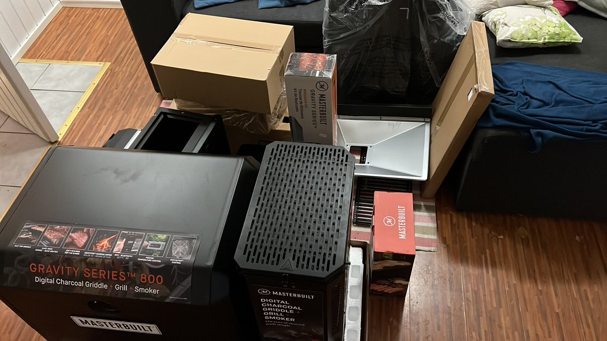 AntSirk's tweet photo. A new toy! It took a couple of hours to assembly but now I really know how this beauty works! @Masterbuilt https://t.co/57mc96B0iJ