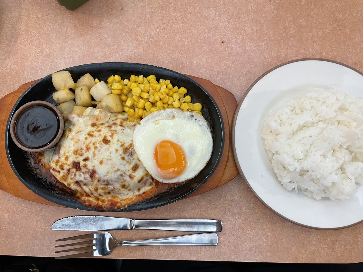 もちっともちっと もっちごへいです😙 昨夜、サイゼリヤで夕飯です😆 イタリアンハンバーーーグ🍳 でした🙄 ※師匠みたく叫びたかったの ただそれだけデス 濃厚なチーズがとろーりと ソースと絡まって美味です😙 もっちちゃんの食べきれなかった パスタも食べて完食