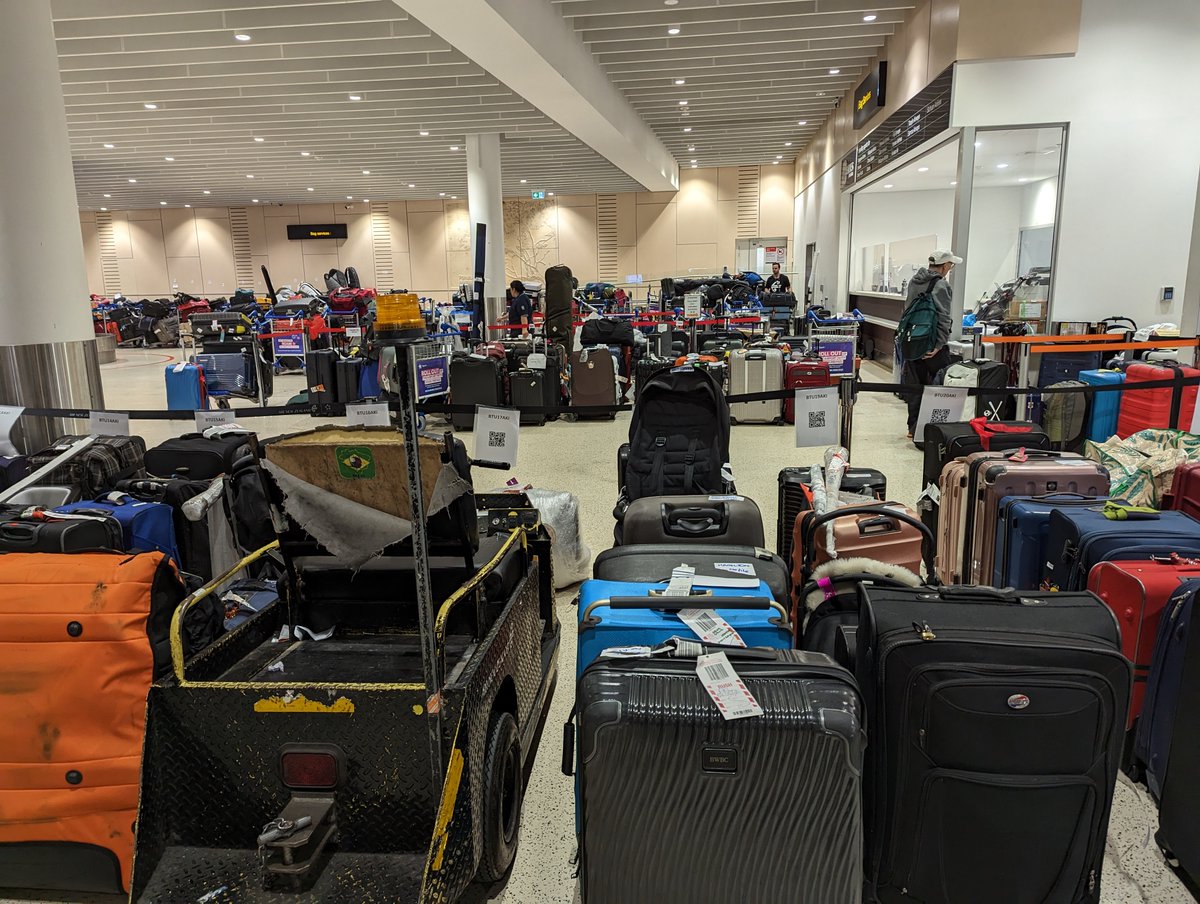 philoutwest's tweet photo. @AKL_Airport @megoizzy @FlyAirNZ @united @e_mmaclarkxo I arrived in ALK on Dec 22.  Missing checked bag.  No communication from ANZ, no response with online tracer service, no response on baggage service phone number, ANZ general line hung up on me.  Here's the luggage pile up from Dec 22. https://t.co/ysv6E8cShi