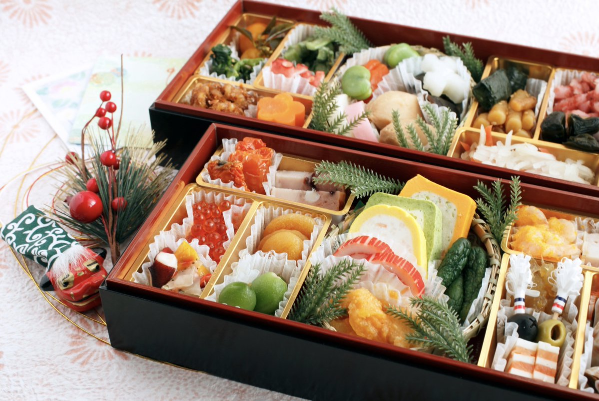 JpnCons_Chicago's tweet photo. Thanksgiving in America brings a large feast while #NewYear in Japan brings Osechi-ryori! #Osechi is the traditional meal eaten during New Year. Each dish has a meaning and represents good hopes and wishes for the new year. To learn more: https://t.co/phkV5skKt5 (via @Web_Japan) https://t.co/4SrlLJubad