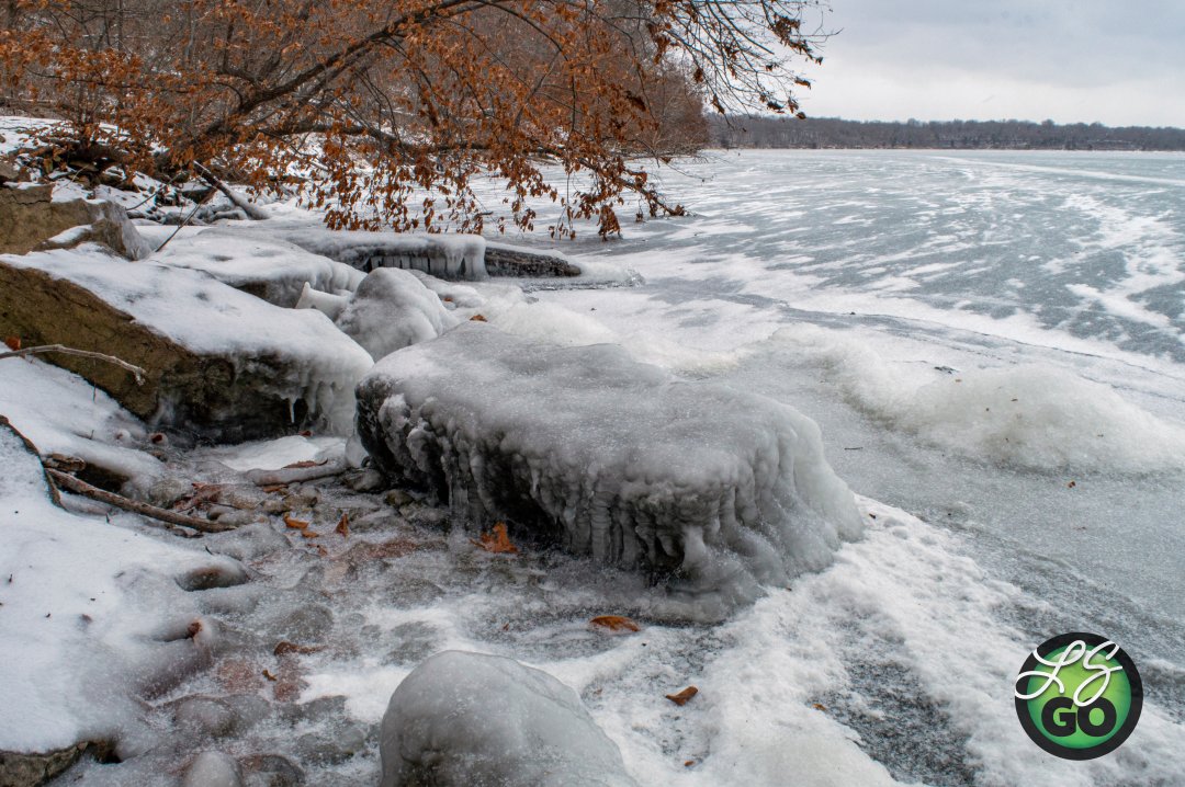 leessummitgo's tweet image. &quot;Walkin&apos; in an arctic wonderland ...&quot; on Lake Jacomo&apos;s Bobcat and Ledges Loop trails Monday. Biting winds made the hike a challenge, but the flurries, winter magic and solitude kept us going. Learn more about these trails at Lee&apos;s Summit Go bit.ly/3WLMqRz