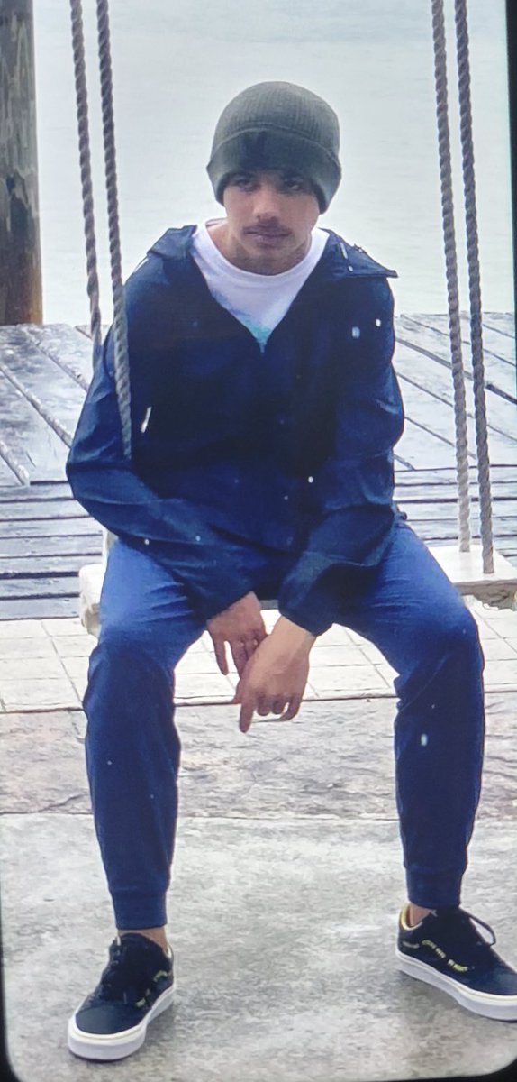 laytonpolice's tweet photo. We have issued an Amber Alert trying to locate 13 yr old Evan McConney who is believed to be with a stranger using the name Hunter Fox.  They may be traveling towards Arizona or Texas. https://t.co/hAa2Ub2yj7