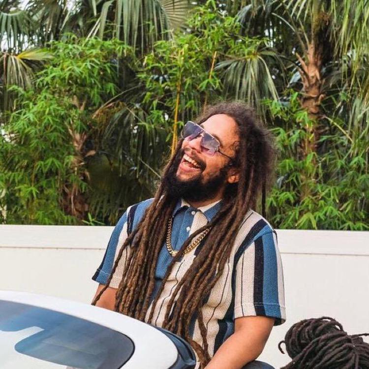 Celly_Zion's tweet photo. Ainda sem acreditar... que notícia triste 😭💔 
Que Deus segure firme nas mãos de Steve @stephenmarley &amp; família..  
Muito amor &amp; luz 🙏🏾❤️🕊️

#RestInZion #JoMersa https://t.co/wWzHolp3ZP