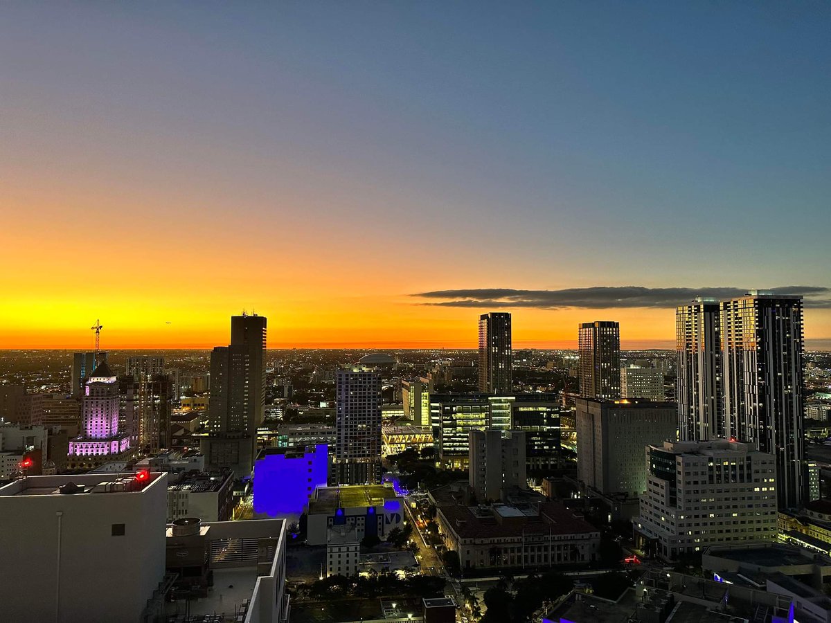 CrimeStopper305's tweet photo. #CSCam2 #Miami #WhyWeLiveHere - Lovely ending to a gray few days. @downtownMIA https://t.co/sMXpLjZLbo
