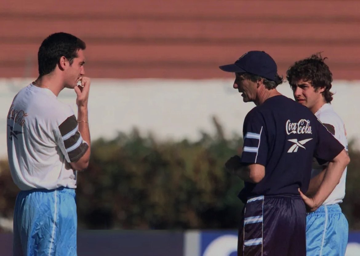 El momento bisagra, año 2000
Scaloni, Pékerman y Aimar
Que foto 🇦🇷♥️