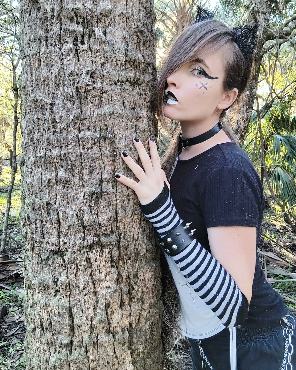 LokiElfGod_1's tweet photo. I counted the days till I'd be in yours arms I watched the hands of the clock slowly turn dreaming of the day when I'd finally kiss your lips but now who is the one who holds you close and steals the kisses that where meant to be mine #emo #emogirl #emostyle #emohair  #emofashion https://t.co/9lIQDwjtGR