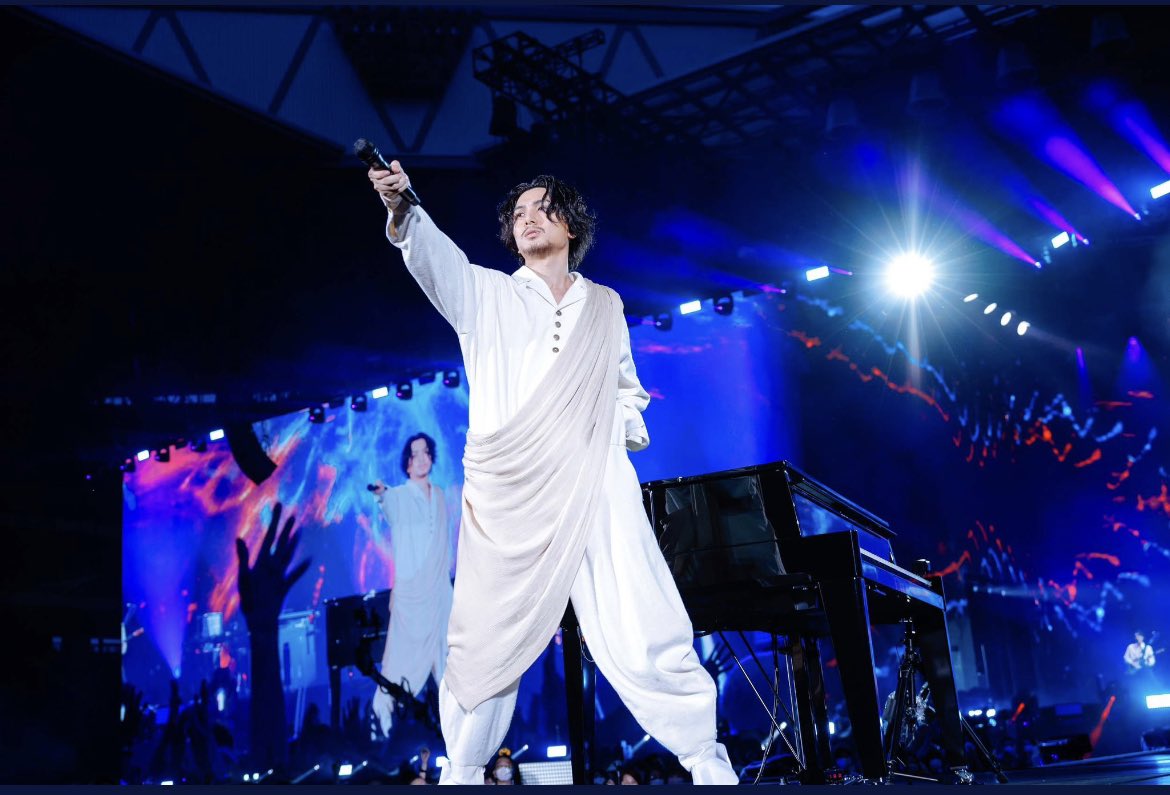 🎤Are you ready for tonight?
    今夜、準備はいいか？

😖💦『・・・⁉︎』
————————————
#NHKMUSICSPECIAL 
#藤井風 いざ、世界へ🌍
————————————
📺12/28(水)22:00~NHK総合

(写真は風の秋まつりより)