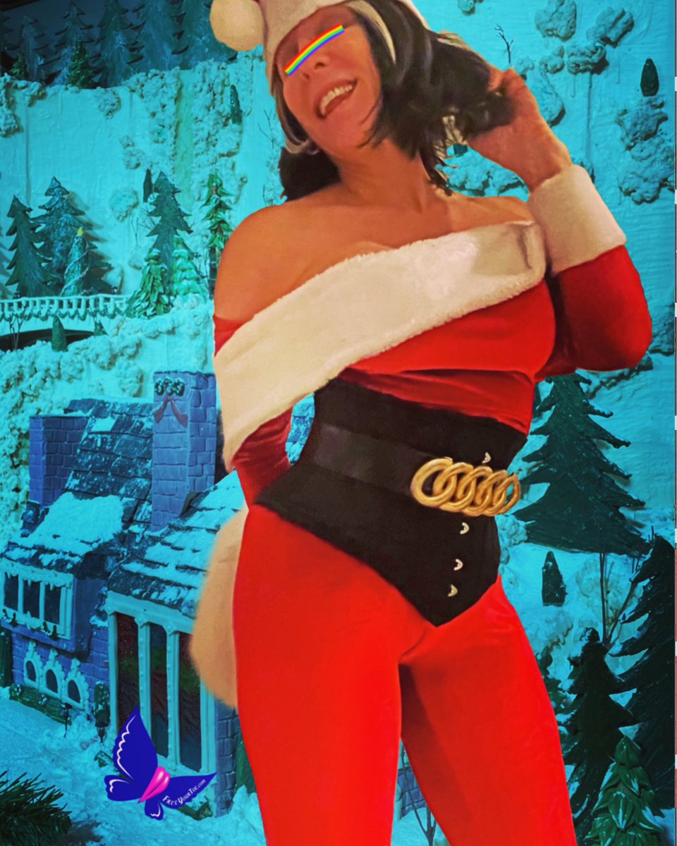 FreeYourToe's tweet photo. Happy Tails to you and yours. Christmas Ginger Bread Exhibit, Benson Hotel, Portland Oregon😘                      Enjoy - MissCamelaT💋 https://t.co/HP5MqFwbue
