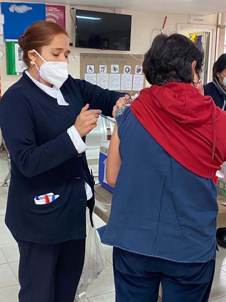 SSaludCdMx's tweet photo. 👴🏽👩🏽¡Si tienes 18 años o más, protégete en la #TemporadaInvernal ❄️ con el refuerzo anti #COVID19 que está disponible en nuestros Centros de Salud!

🙌🏽Este fue el avance de la jornada de hoy en las 🏥 unidades de salud de la Jurisdicción Sanitaria Cuajimalpa. https://t.co/EhneBQ08UG