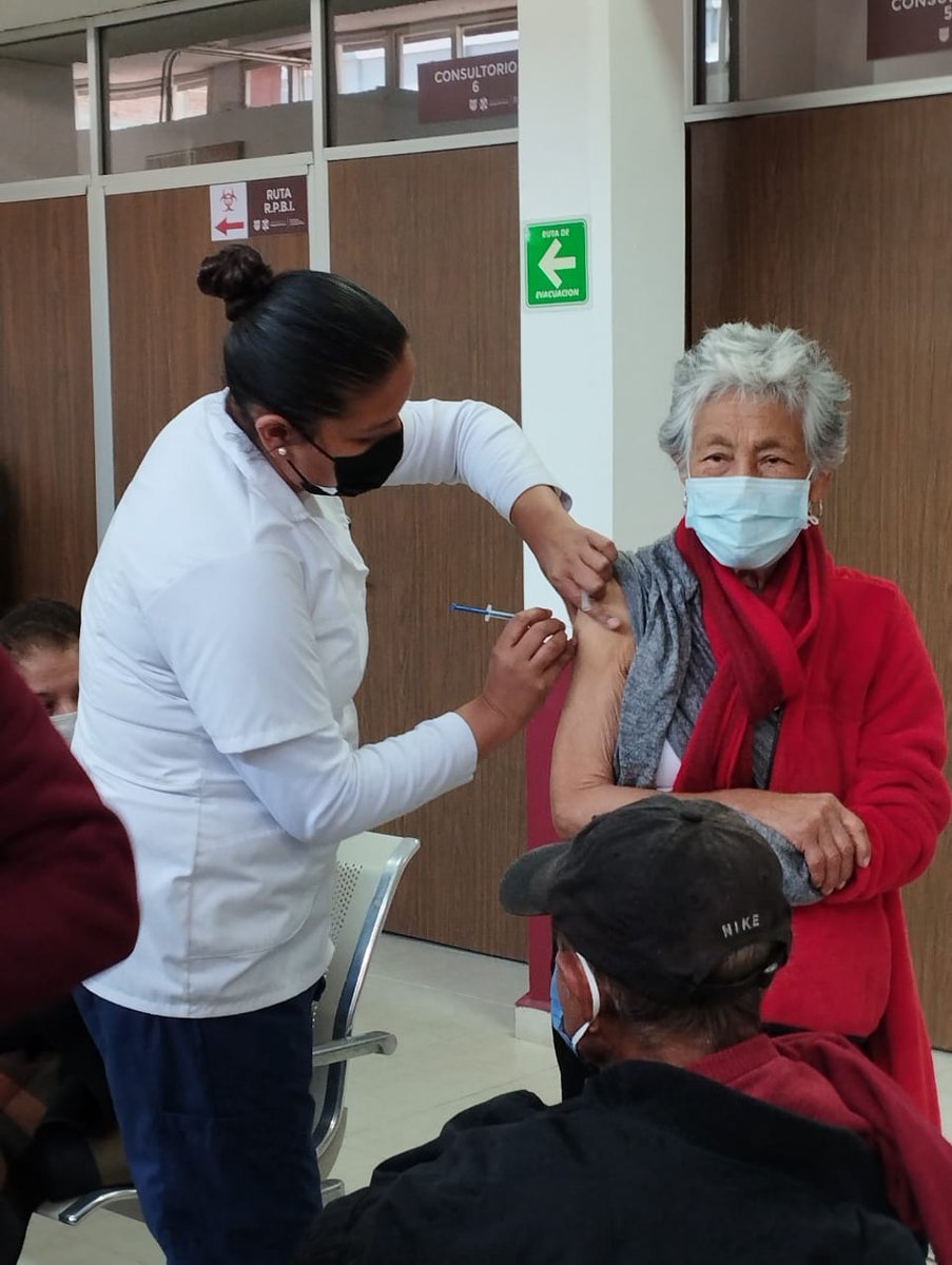 SSaludCdMx's tweet photo. 👴🏽👩🏽¡Si tienes 18 años o más, protégete en la #TemporadaInvernal ❄️ con el refuerzo anti #COVID19 que está disponible en nuestros Centros de Salud!

🙌🏽Este fue el avance de la jornada de hoy en las 🏥 unidades de salud de la Jurisdicción Sanitaria Cuajimalpa. https://t.co/EhneBQ08UG