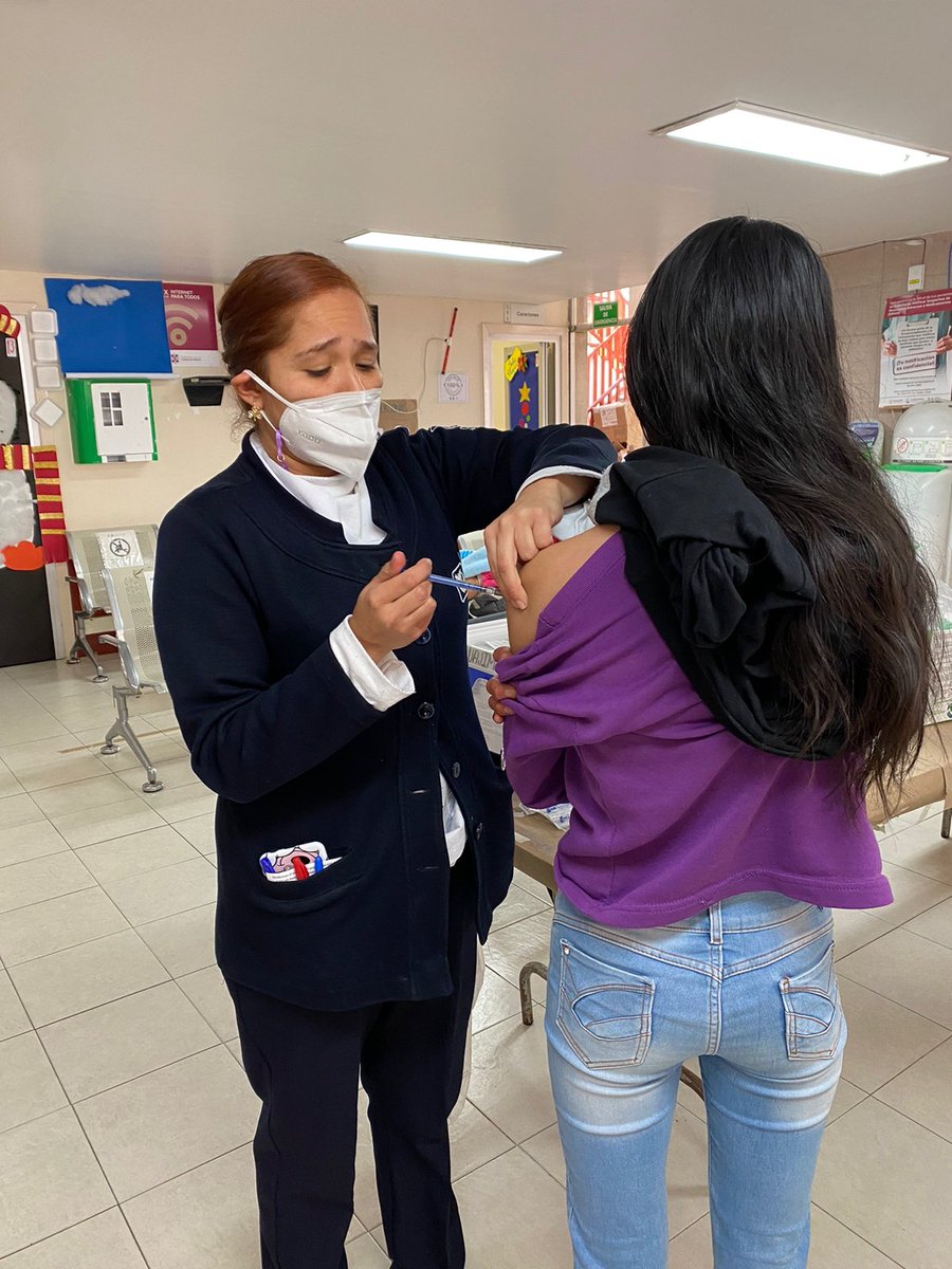 SSaludCdMx's tweet photo. 👴🏽👩🏽¡Si tienes 18 años o más, protégete en la #TemporadaInvernal ❄️ con el refuerzo anti #COVID19 que está disponible en nuestros Centros de Salud!

🙌🏽Este fue el avance de la jornada de hoy en las 🏥 unidades de salud de la Jurisdicción Sanitaria Cuajimalpa. https://t.co/EhneBQ08UG