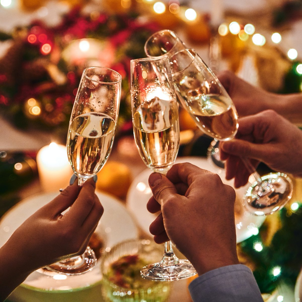 City Vineyard is serving up festive fare with a live DJ and sweeping views of NYC on New Year's Eve🍾 🎉  Prix fixe reservations are available for 5:30 &amp; 8 PM with a complimentary champagne toast. Reserve your table now! bit.ly/CVNYE23