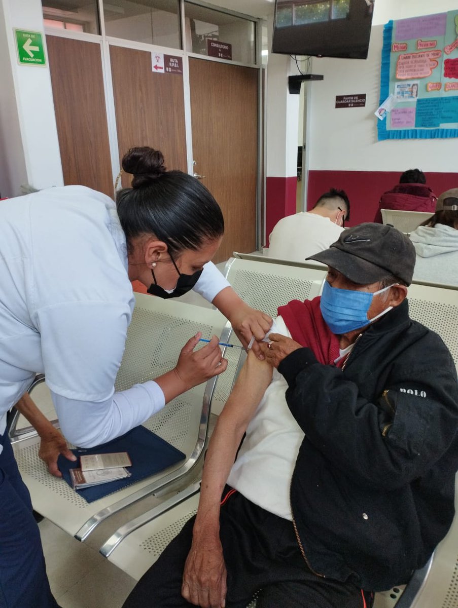 SSaludCdMx's tweet photo. 👴🏽👩🏽¡Si tienes 18 años o más, protégete en la #TemporadaInvernal ❄️ con el refuerzo anti #COVID19 que está disponible en nuestros Centros de Salud!

🙌🏽Este fue el avance de la jornada de hoy en las 🏥 unidades de salud de la Jurisdicción Sanitaria Cuajimalpa. https://t.co/EhneBQ08UG