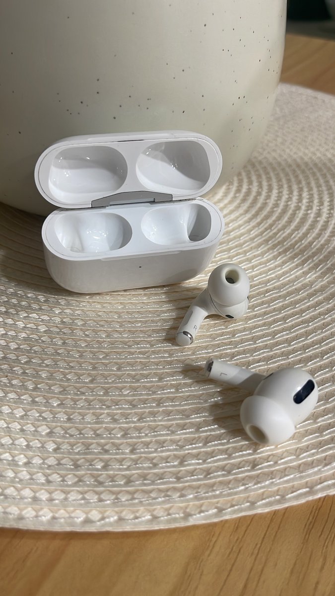 _XIsNext's tweet image. I’ve had my headphones for 2 years. 

If you want to judge someone do it by the headphones it’ll tell you exactly who they are 😂