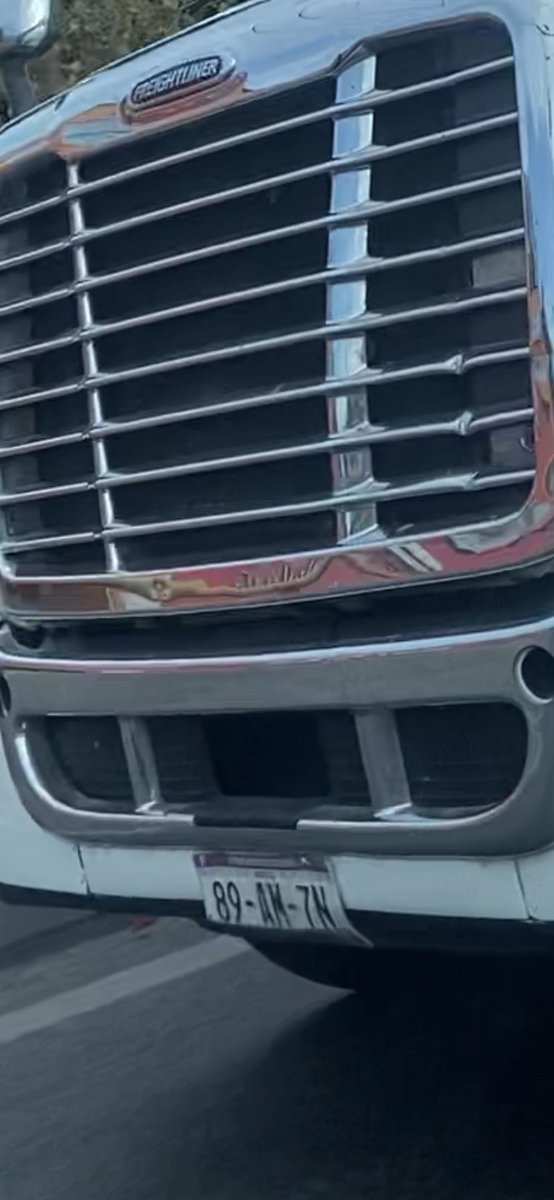 MARCHdeVP's tweet photo. Este trailer de la compañía TEM se dio a la fuga después de impactar la camioneta de una familia contra el muro de contención antes de llegar a la caseta de Palo Blanco (dirección Cuernavaca) #accidente #capufe https://t.co/V5ue846LX7