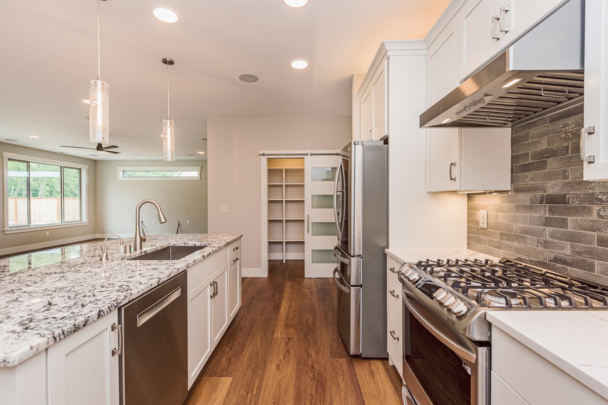 This kitchen built by Lexar Homes Peninsula checks off a lot of boxes! 🔥

✅ Walk-in Pantry
✅ Slide-in Range
✅ Built-in Storage
✅ Modern Hood Vent
✅ Stunning Light Fixtures

#lexarhomes #custom #kitchen #design #designbuild #customhomebuilder #customhome #customkitchen