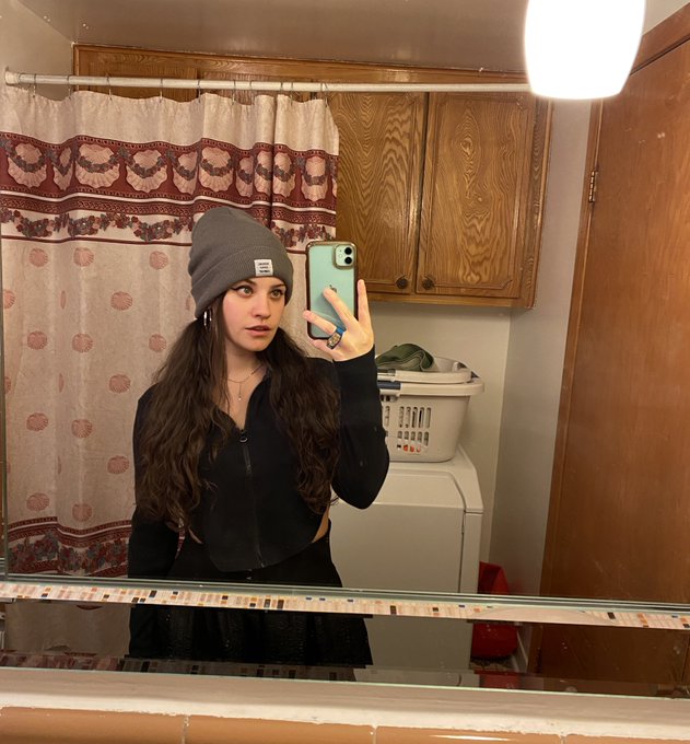 horny @ grandpas house https://t.co/GeYtxiTNHa