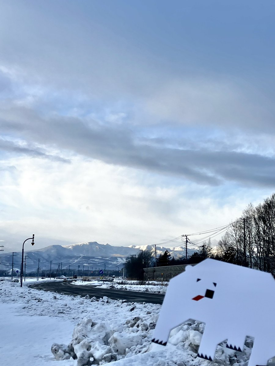 おはようございます🐻‍❄️

本日の石狩市は山が綺麗に見渡せる-4℃🌞

最終日なので皆が大掃除に取り組む中、鬼の形相で年賀状の宛名入力👹

毎年次こそは余裕を持って・・・と思うのですが😂

本年は大変お世話になりました🙇‍♂️

来年もよろしくお願いします🎍

 #企業公式が毎朝地元の天気を言い合う