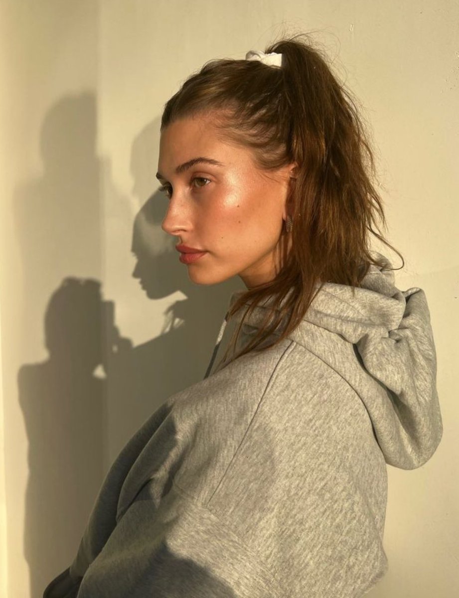 BALDWINDAlLY's tweet photo. hailey bieber's beauty is on another level https://t.co/BqcYAZgQJv