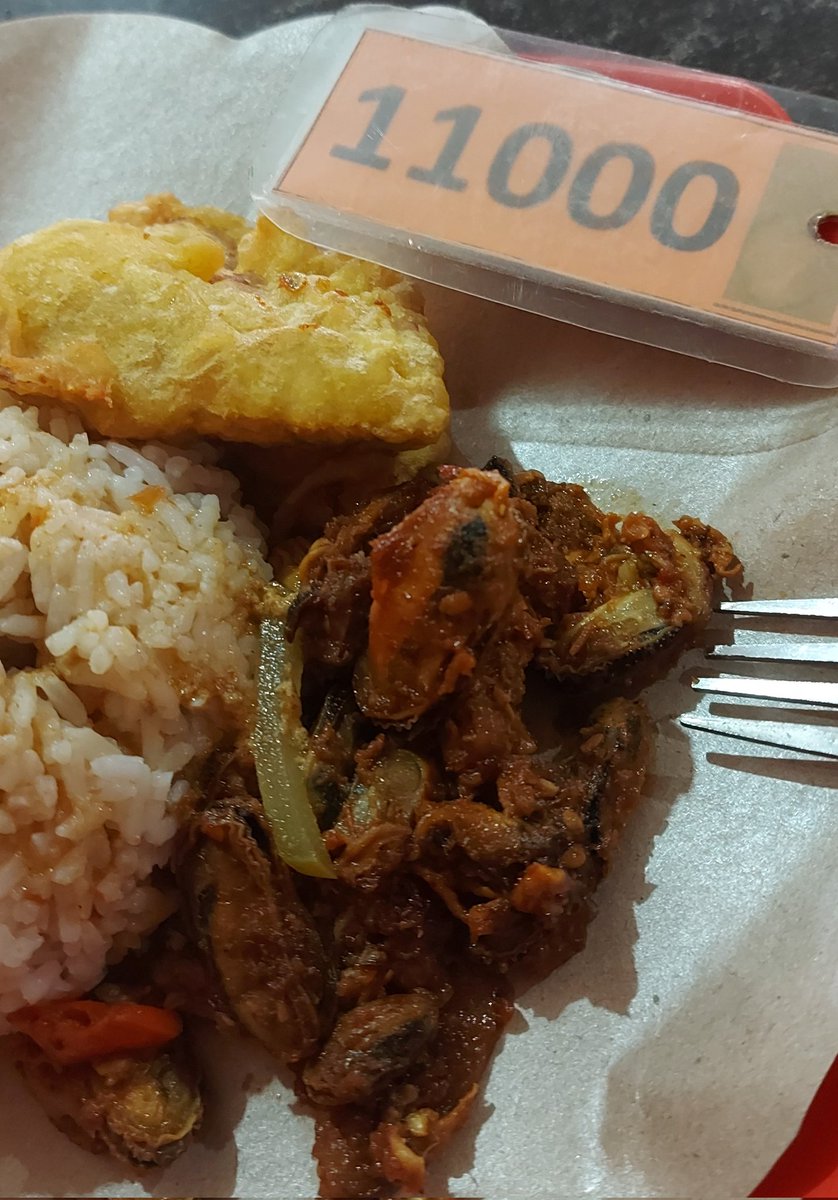 chef_lugo_2's tweet photo. Kadrun bilang makan pagi ini mahal sekali, pemerintah tidak mampu kendalikan harga... si KaDal gurun maunya gratis..
Nasi, kerang, sayur nangka, tempe mendoan https://t.co/WUZv48YuCa