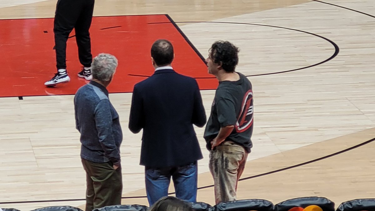 franklloydwrite's tweet photo. @Max_Kerman rockin the I3 courtside! https://t.co/0fnWRQZjcQ