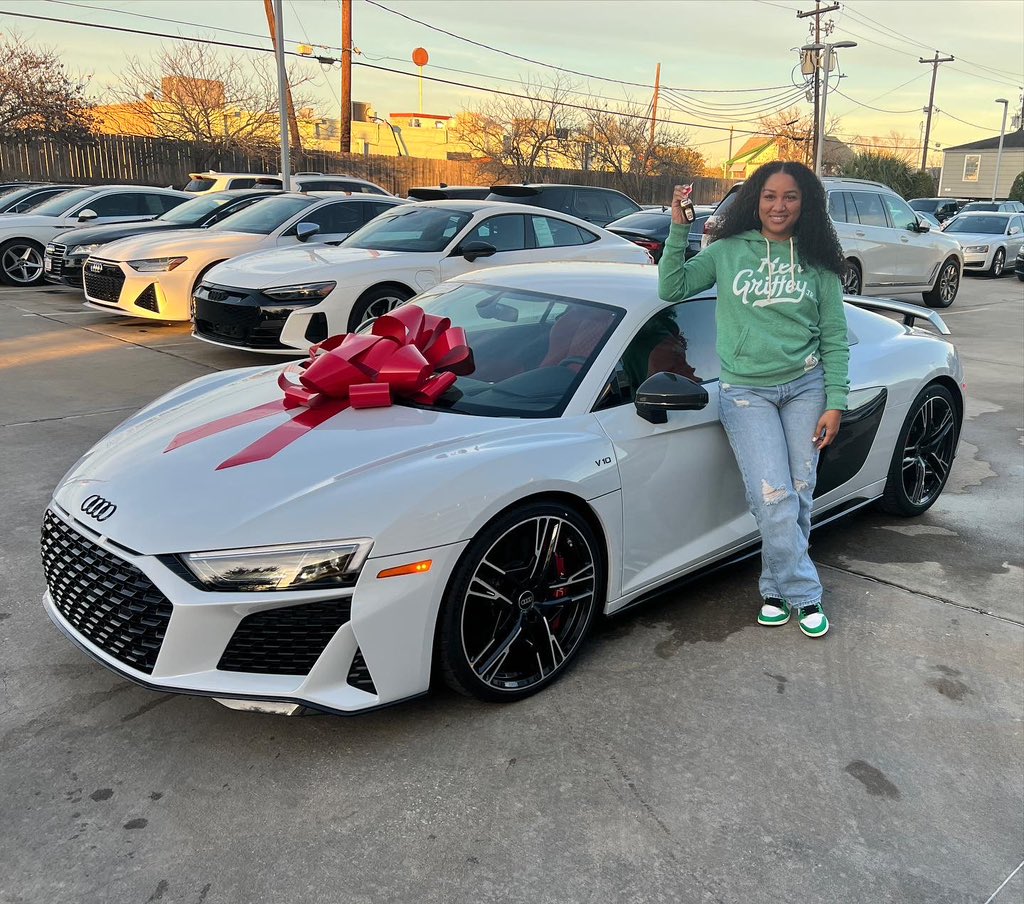 NinaMontega's tweet photo. 2023 Audi R8 v10 602hp Merry Christmas to me!! https://t.co/xuTMgAL2ML