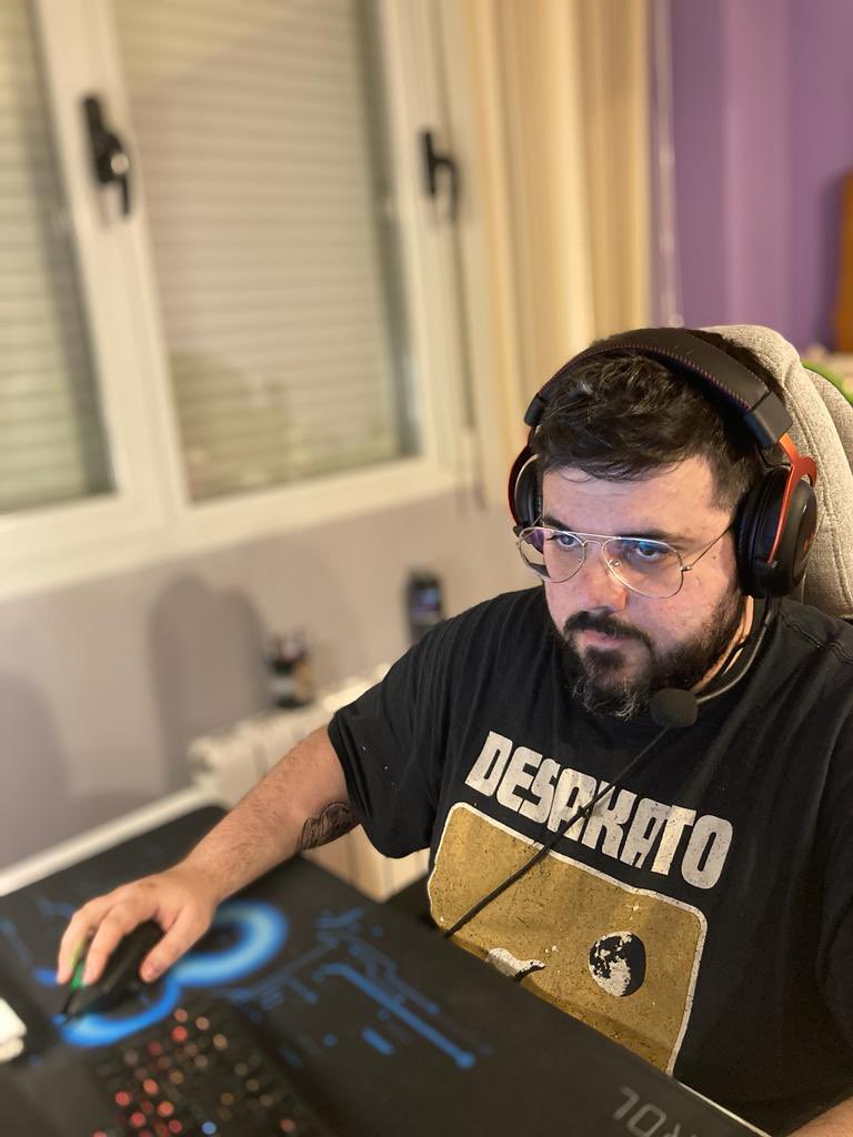 alfreLG's tweet photo. Cuando echo un faceit y no hago ni caso a mi novia 😂😂😂 https://t.co/pBDQLNyZWq