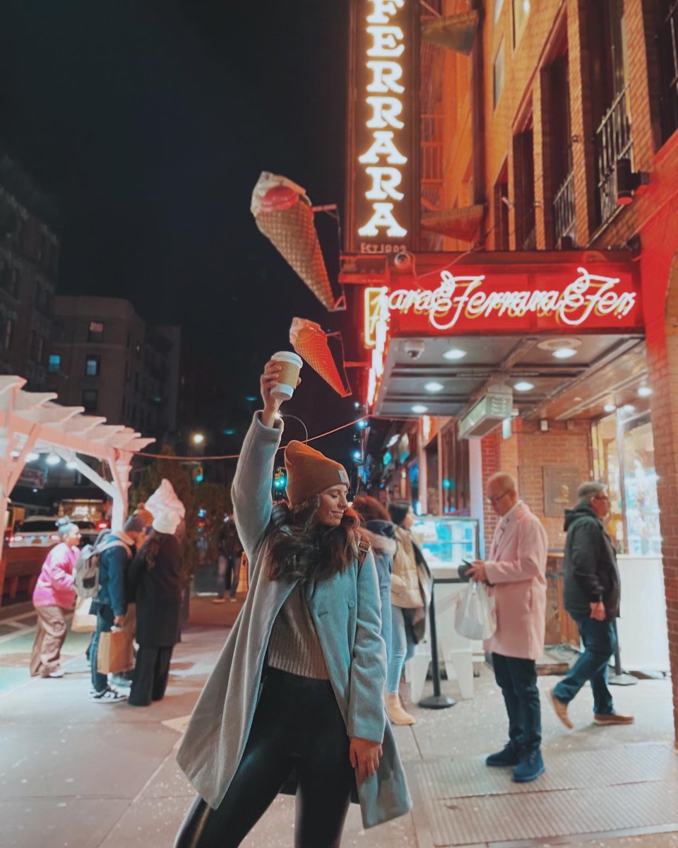 Winter nights in Little Italy >>> #FerraraNYC (📸: @angelina_ballerina4 on IG) 

#LittleItaly #ItalianEats #ItalianTreats #ItalianBakery #LittleItalyNYC #NYCBakery #NYCBakeries
#ItalianDessert #ItalianDessert #bestofNYC #NYCEats #DessertInsider #SecretNY