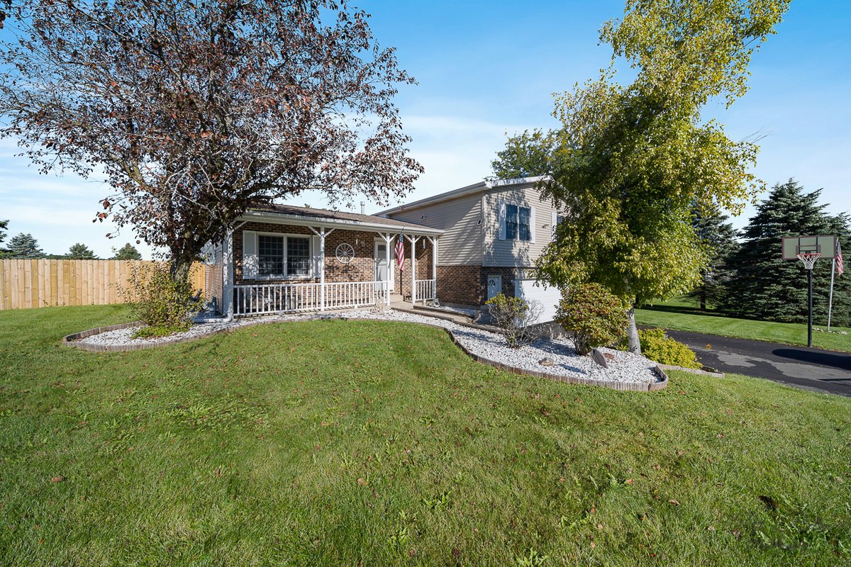 RealtorBecky's tweet photo. I am looking for a buyer for 8209 Nolan Street #Harvard #IL  #realestate https://t.co/W2cV9vsxQT https://t.co/BuQ2uUjvNX