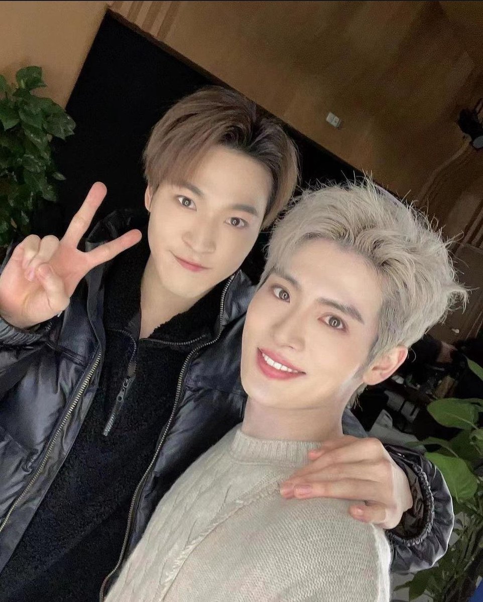 ตอนตื่นมาคือช็อก มันแบบต๋าหวานมีโมเม้นจริงดิ รีโพสแต่ละคนไปอย่างอึนๆงงๆ หันไปมองรูปที่ลูกเราเป็นคนประทานให้ก็แบบ หวานลูก หนูให้แม่เหรอ และต๋าโอบไหล่หวานอะ มันปริ่มในอก มันมีวันนี้ได้ไงวะ หมดหวังกับโมเม้นต๋าหวานไปนานมาก ในที่สุดก็มีอะ ฮือออออ
#ซานตะริกิ #SantaRiki