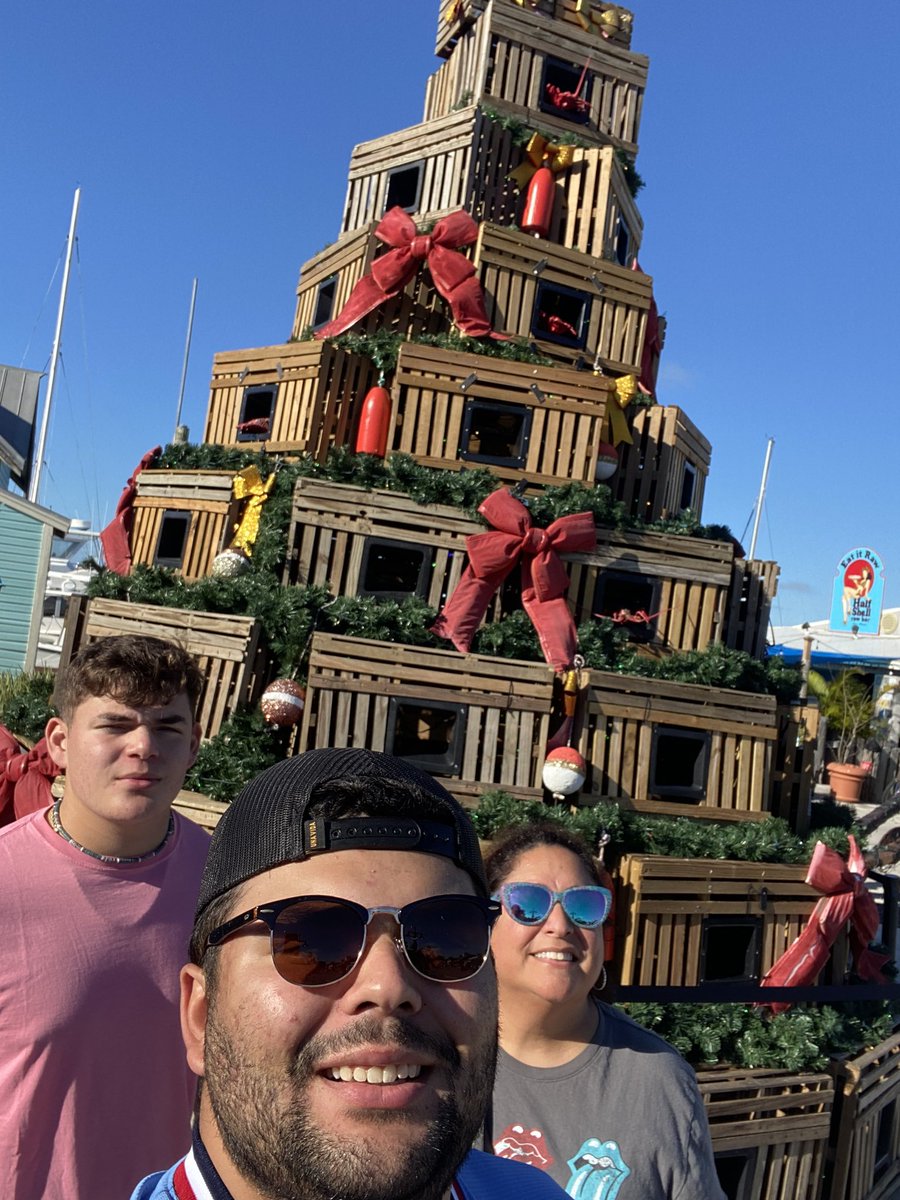 LisaMuxo's tweet photo. Happy Holidays from Key West! https://t.co/wE6Sscs5pi