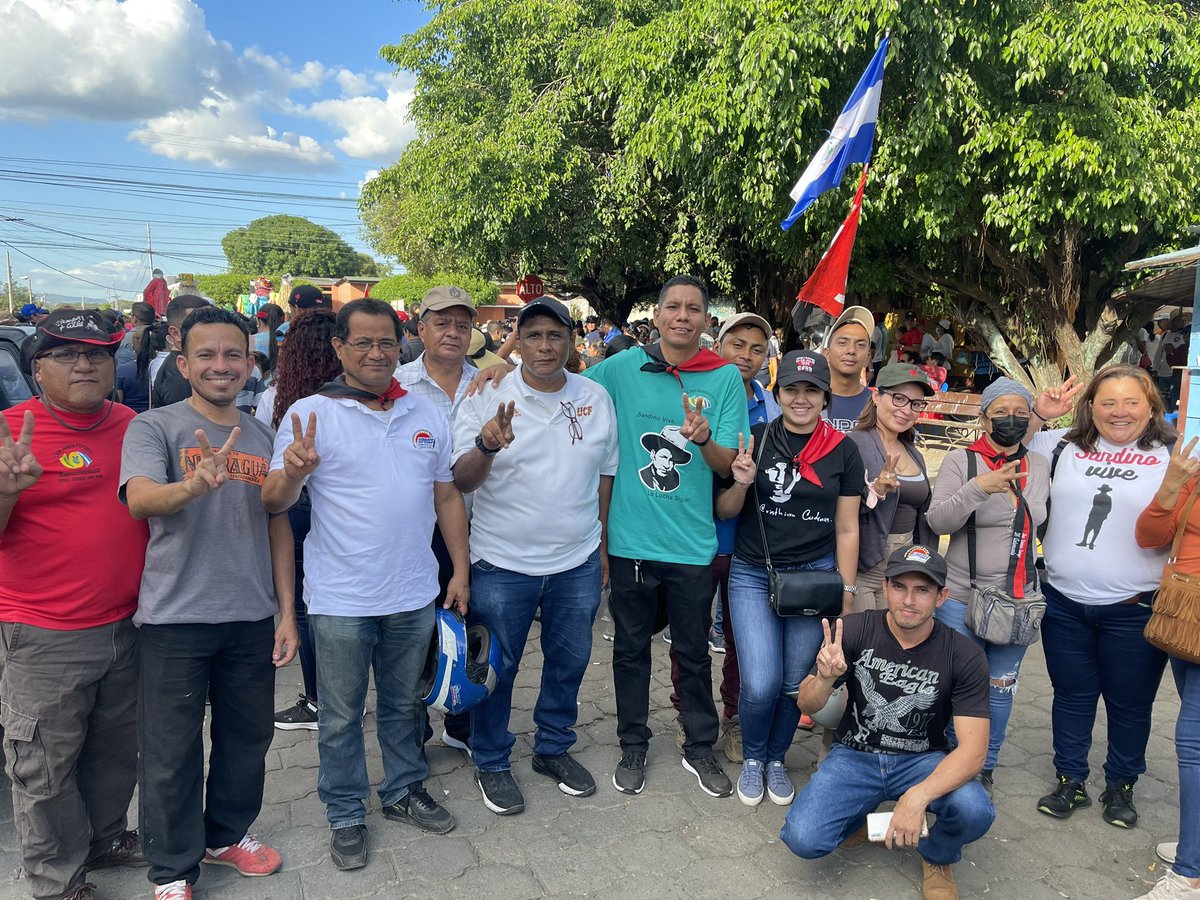 Sotosmar_87's tweet photo. Caminamos conmemorando el 48 aniversario del “asalto a la casa de Chema Castillo” operación que hizo temblar a Somoza y celébramos en paz y alegría las victorias del 2022 y nos preparamos para los triunfos del 2023 ✌️❤️🖤 #UnidosEnVictorias #LeonRevolucion https://t.co/tJ836BEull