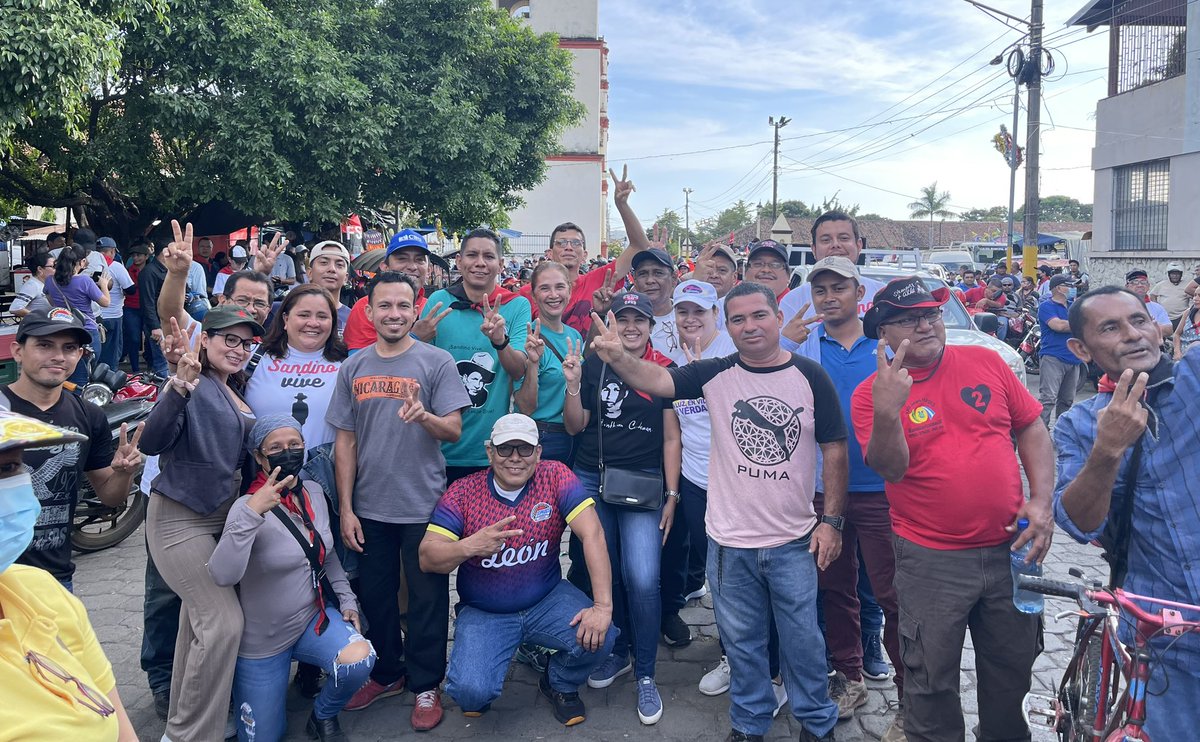 Sotosmar_87's tweet photo. Caminamos conmemorando el 48 aniversario del “asalto a la casa de Chema Castillo” operación que hizo temblar a Somoza y celébramos en paz y alegría las victorias del 2022 y nos preparamos para los triunfos del 2023 ✌️❤️🖤 #UnidosEnVictorias #LeonRevolucion https://t.co/tJ836BEull