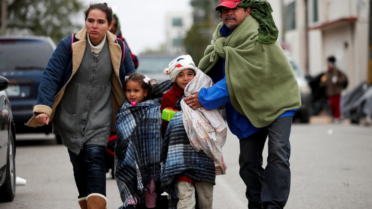 FRANCE24's tweet photo. US Supreme Court defers decision on health policy used to block migrants https://t.co/41ZsjN6N6L https://t.co/zgVXAZvynn