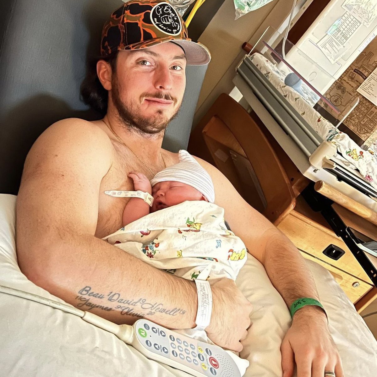 PredsNHL's tweet photo. The sweetest Christmas gift 💛

Big congrats to the Duchene family! https://t.co/bDbDag9Q3R