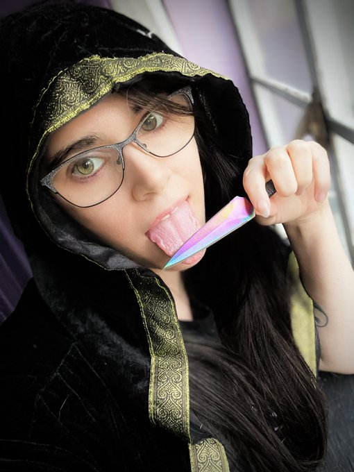 I don&rsquo;t know who bought me throwing knives for Yule, but thank you! I&rsquo;m about to become a hecking menace