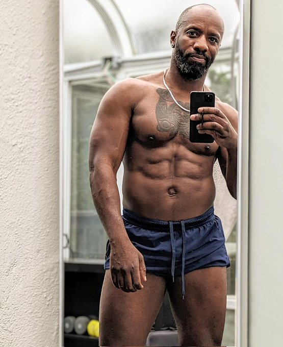 Still holding it together after these Xmas eats. 🎅🏿 #bulkingszn https://t.co/dUgVccFsCY<a href="/tag/bulkingszn"class="tags"><span>#bulkingszn</span></a>