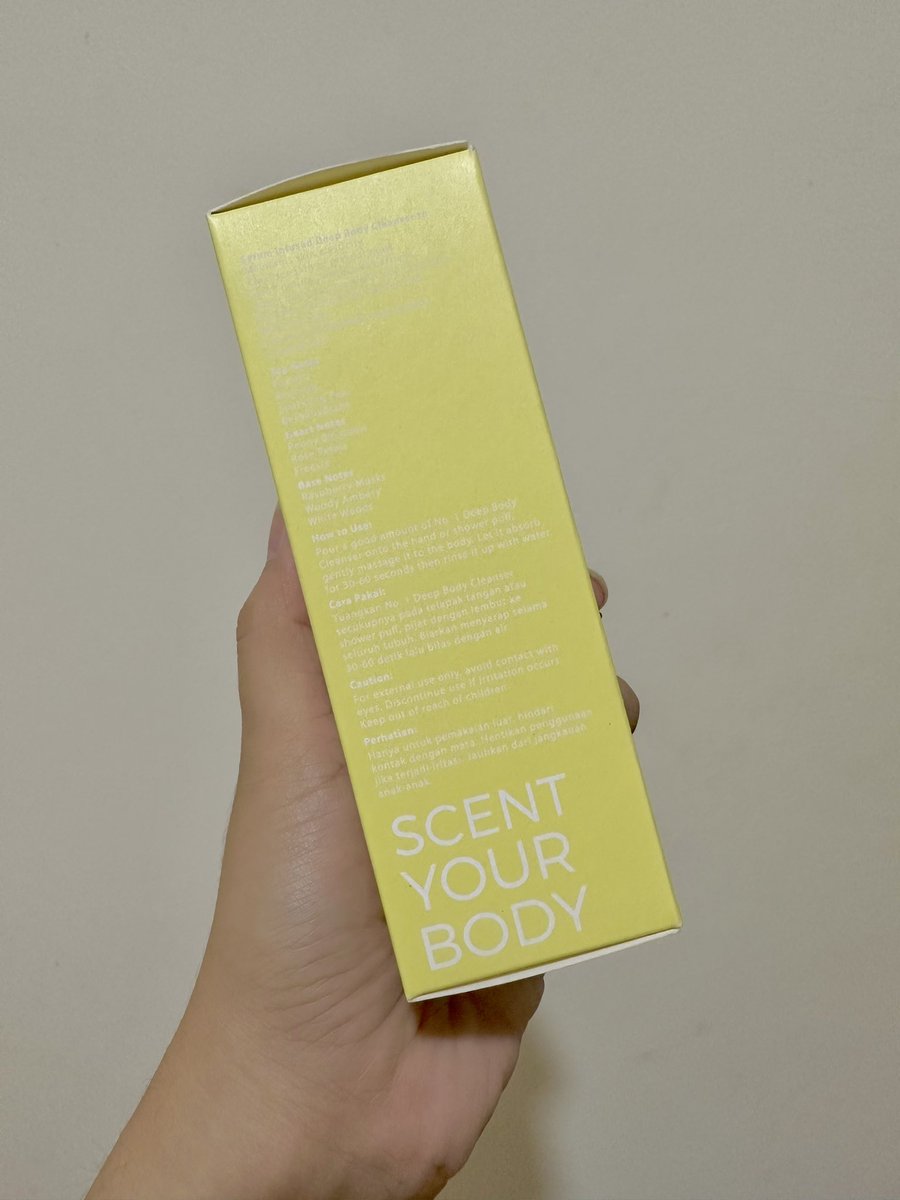 Feni_ns's tweet photo. To this… terima kasih ya Minvo @avoskinbeauty 🥰🫶🏻Setelah dipakai mandi selama 3 hari ini so far cocok di kulit aku dan wanginya tahan lama. Semoga setelah dipakai sampai habis bisa mencerahkan lagi punggung yang ada bekas lukanya karena sensitif 🥰🫶🏻✨ https://t.co/cvSgYyaLy6