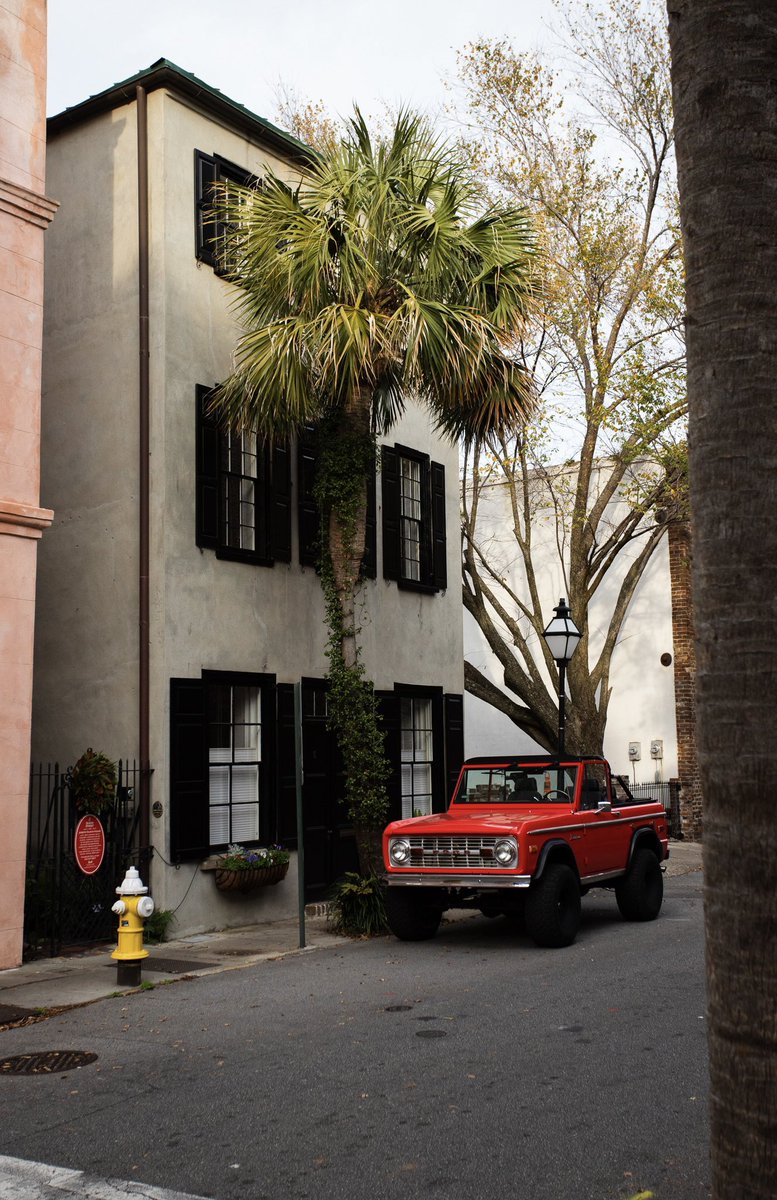 BillyMcGwin's tweet photo. Vintage Ford Bronco in #Charlestonsc 📸

#streetphotography 
#canonphotography 
#fordbronco 
#Ford 
#photooftheday https://t.co/Safz53r1Gv