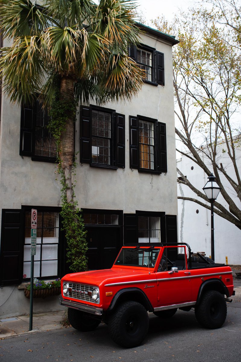 BillyMcGwin's tweet photo. Vintage Ford Bronco in #Charlestonsc 📸

#streetphotography 
#canonphotography 
#fordbronco 
#Ford 
#photooftheday https://t.co/Safz53r1Gv