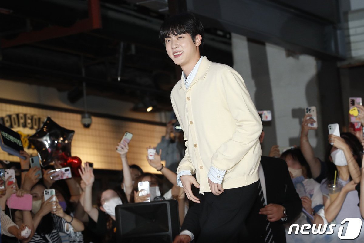 theJINPRlNT's tweet photo. [INFO] K-Media reports that Kim Seokjin #JIN is chosen by South China Morning Post (SCMP) as one of the icons who shined this year and became the symbol of Asia together with Jung Hoyeon, Park Seojoon, Blackpink and the Korean Soccer team. 

🔗: https://t.co/2Ft2dGZQV8 https://t.co/19w9erraBz